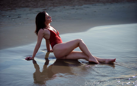 monnaasmr schauspielerin sexy galerien