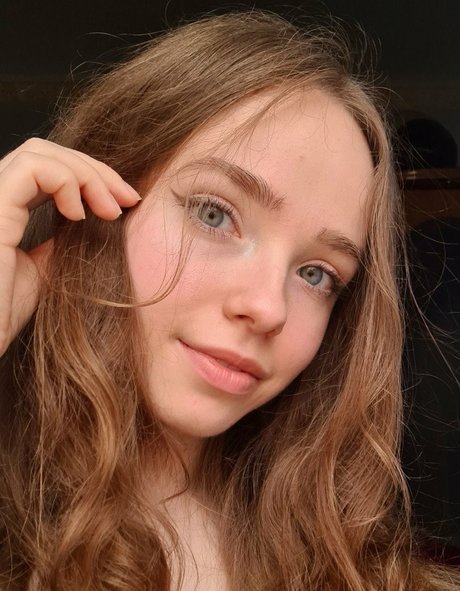 Rinna Ly exklusive erwachsene foto