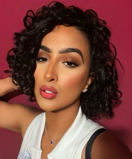 Omaima Benamre erwachsene freie bilder