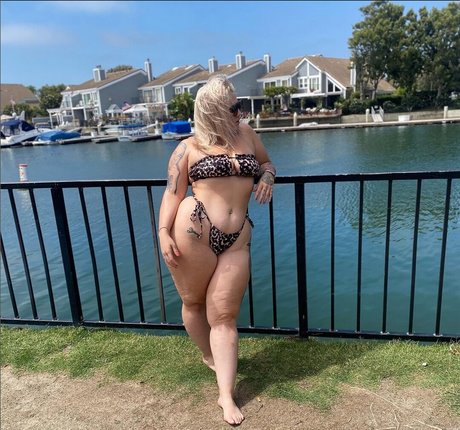 dünne asiatische teenager-onlyfans sexy akt foto