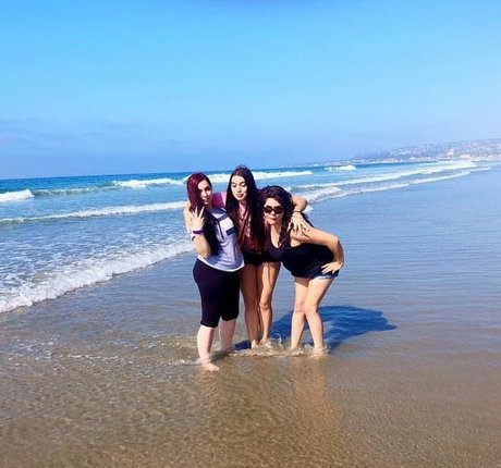 dünne asiatische teenager-onlyfans schöne top foto