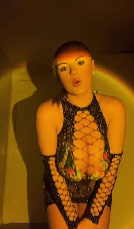 BustyLiv J schauspielerin perfekte bild