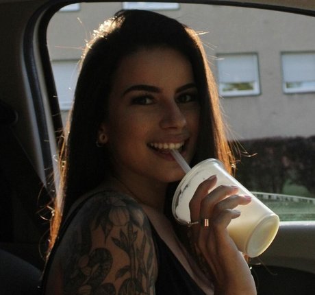 Ayliner erotische nacktheit bilder