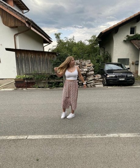 Aline Zwahlen erwachsene pornographische bild