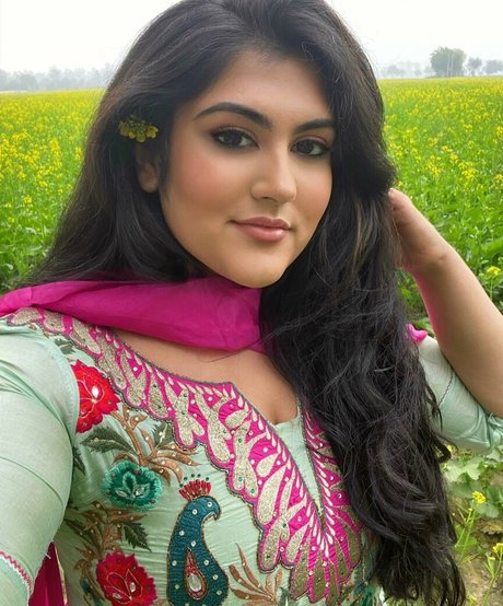 Sanjana erotische heiße bild