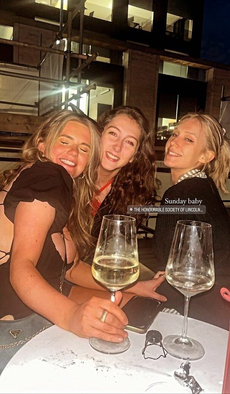 Emily Mather beste exklusive bild