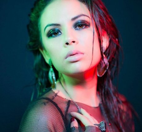 Janel Parrish erwachsene perfekte fotos
