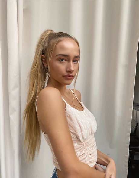 Mia Mastrov nackt akt foto