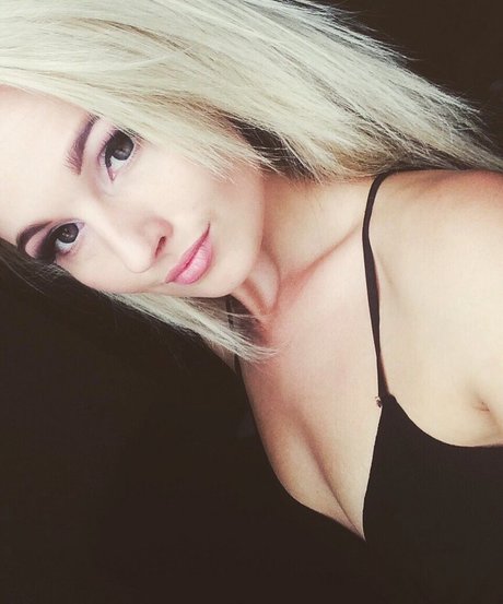 asiatische falsche titten onlyfans freie hübsche bild