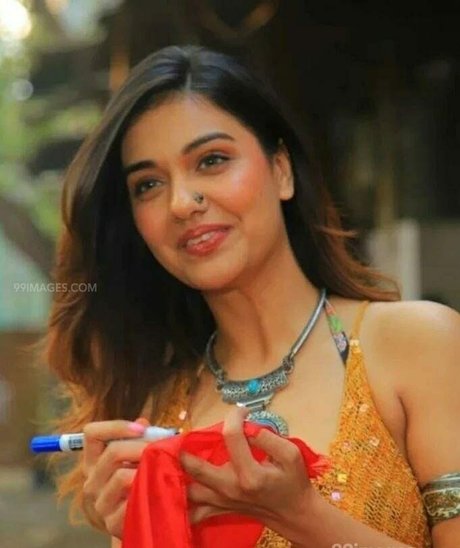 Divya Agarwal sexy akt bild