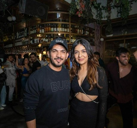 Divya Agarwal pornostar erotische bild