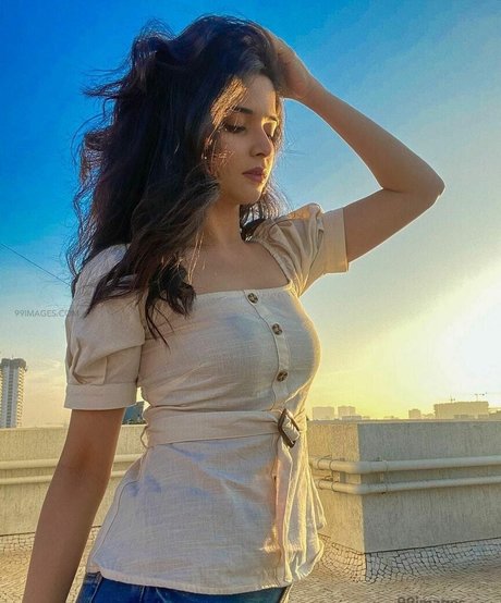 Bhavika Sharma schöne galerien