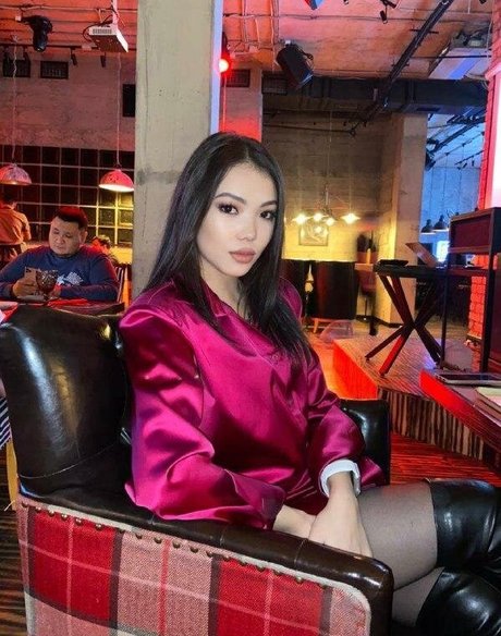 Arya Ivy nackt kunst galerie