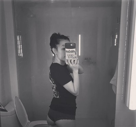 Deira Hanzawa nackt kunst bild