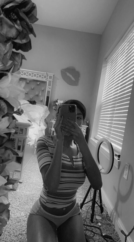 Wetcream model nackten fotos