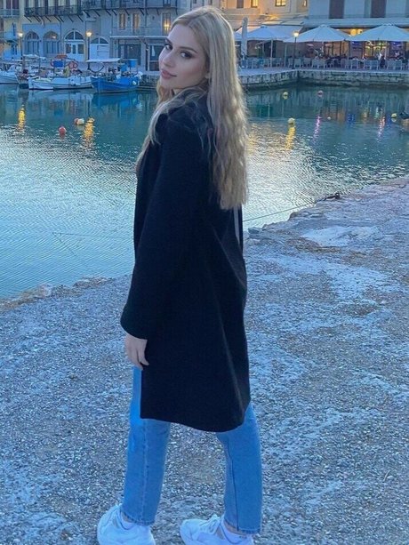 Dimitra Menegatou porno kunst bild