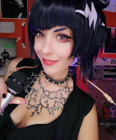 MiikhyDeafening heiße top bilder