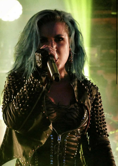 WomenMetal model nackt archiv