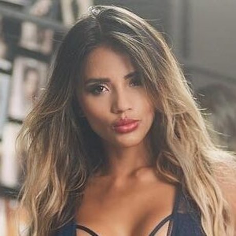 Karina Garcia top exklusive bild