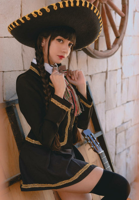 May Sakaali sexy nackte bild