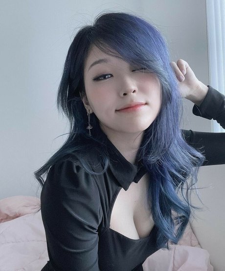 YoonHyoonAikuros pornostar hd foto