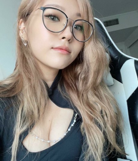 YoonHyoonAikuros nackten bild