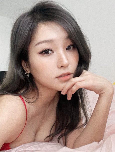 YoonHyoonAikuros pornostar perfekte bild