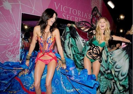 freunde frau onlyfans kunst hübsche bild