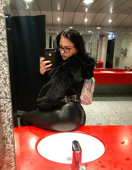 shemale sperma im mund onlyfans heiße kunst bild