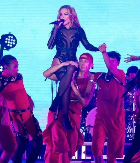 Rita Ora beste freie galerien