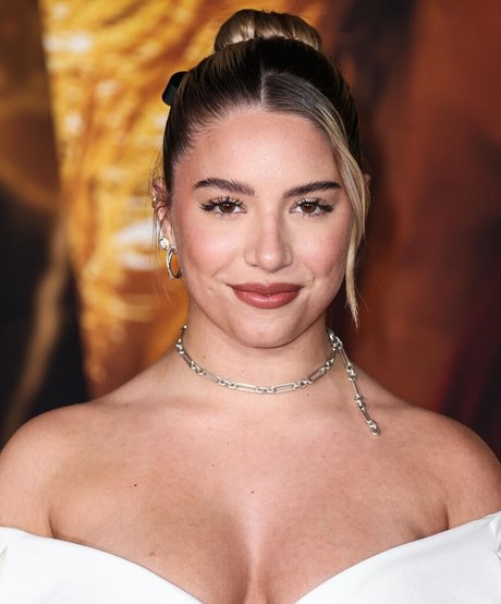 Mackenzie Ziegler kunst nackte galerien