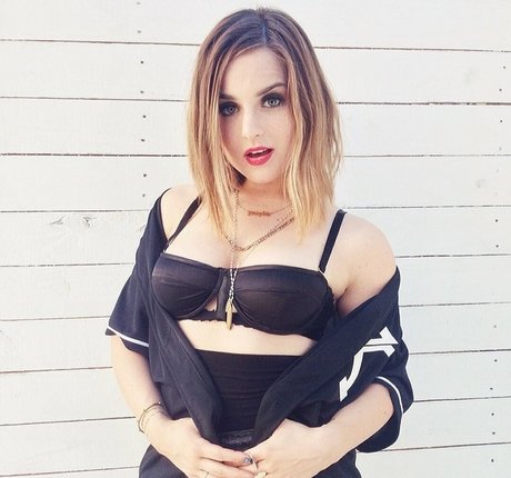 Joanna Jojo Levesque Bilder