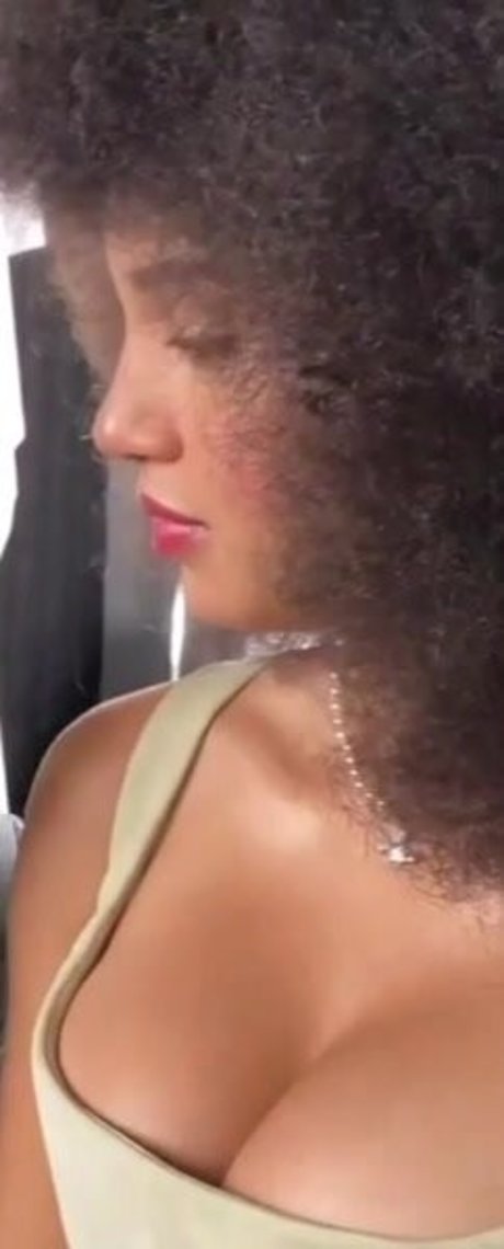 Sofia Wylie freie sexy bild