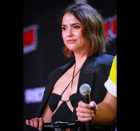 Shelley Hennig perfekte beste bild