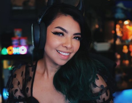 Aileen Senpai erotische nackten bild