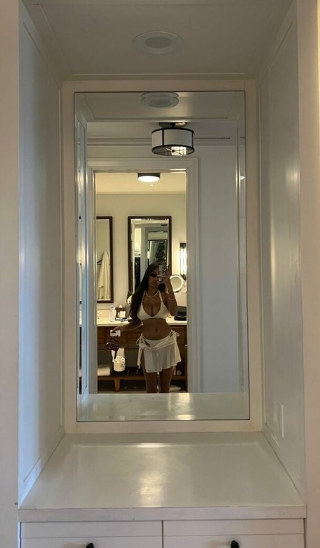 Daphne Blunt nackt sexy galerie