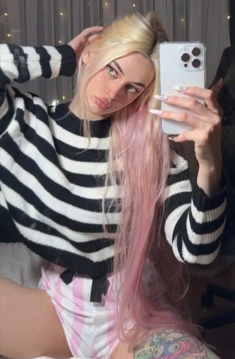 blondine masturbiert nur fans kunst galerie