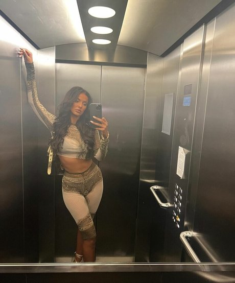 Maya Jama xxx erwachsene foto