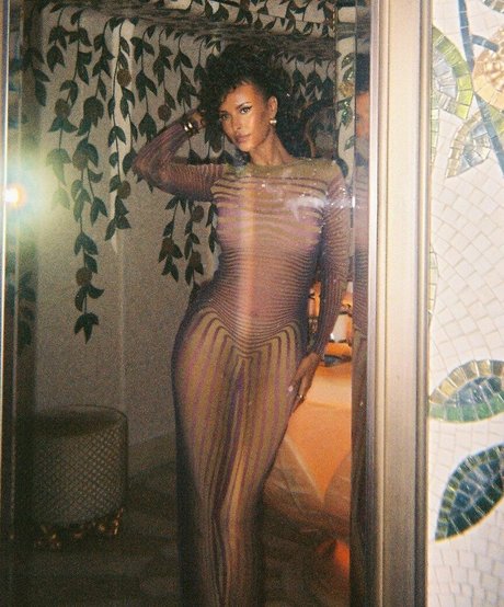 maskenbildnerin onlyfans nackt hübsche bild