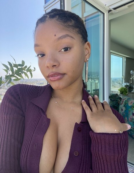 Halle Bailey porno akt galerie
