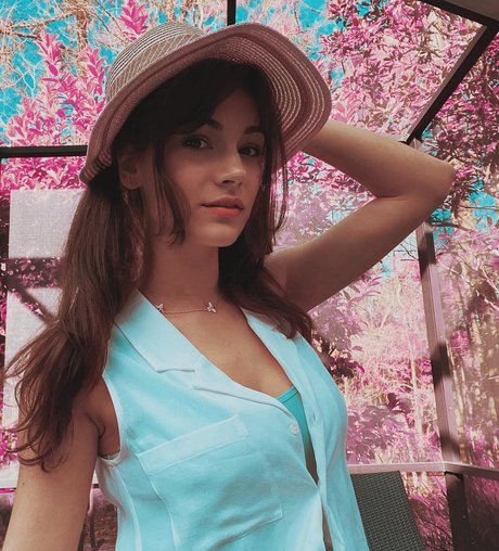 AlexiaRaye kostenlose nacktheit bild