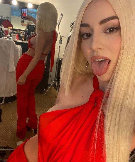 Ava Max exklusive heiße bilder
