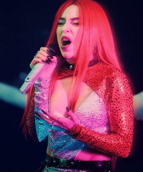 Ava Max kunst perfekte galerien