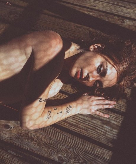 Eliza Grace nackt sexy bild