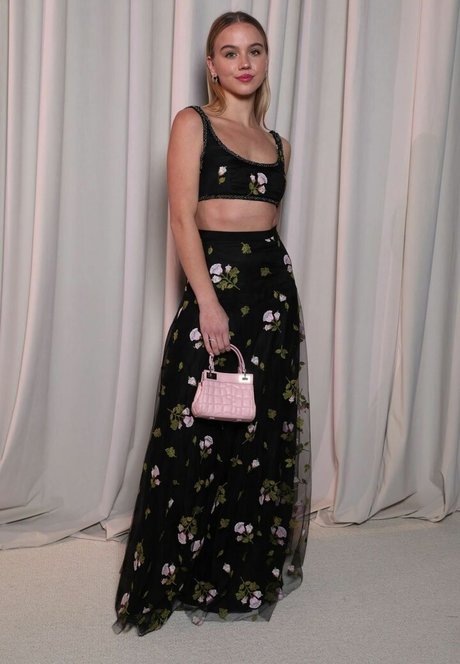 Emma Brooks nackt akt galerie