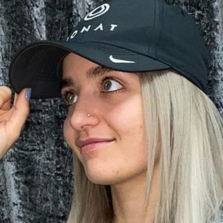 Xia Brookside hd exklusive bild