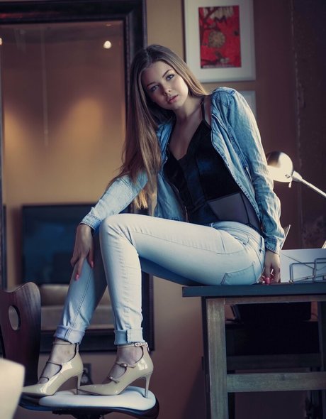 Lana Lea schauspielerin kunst galerie