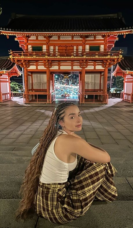 Ella Eyre nackt kunst bild