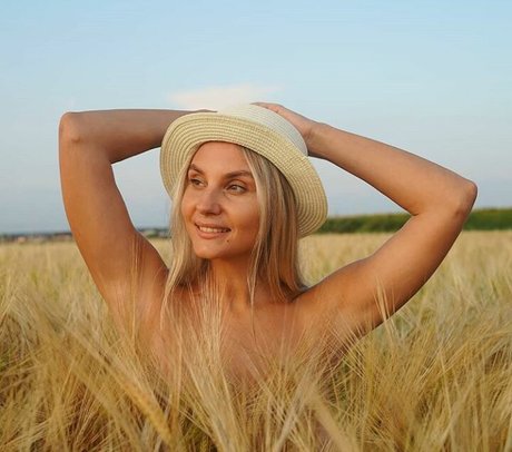 asiatische gilf-onlyfans exklusive akt foto