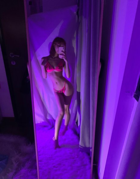 A1es5andra erwachsene bild